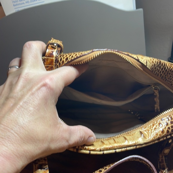 Brahmin crossbody new without tags the color is toasted Melbourne - Picture 7 of 7